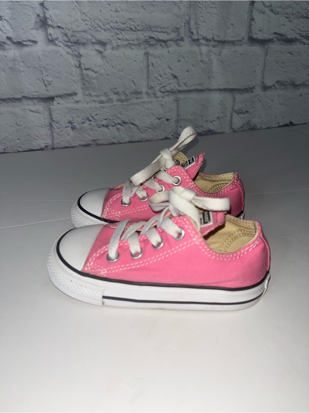 Girl size 6 Low-Top Canvas Sneakers - Classic Lace-Up Casual Shoe Pink Converse